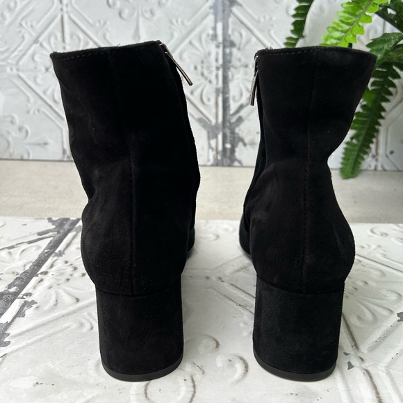 La Canadienne Women
Black Suede Waterproof JOANIE
SUEDE BOOTIE
$525.00
Black 10 - Picture 13 of 16